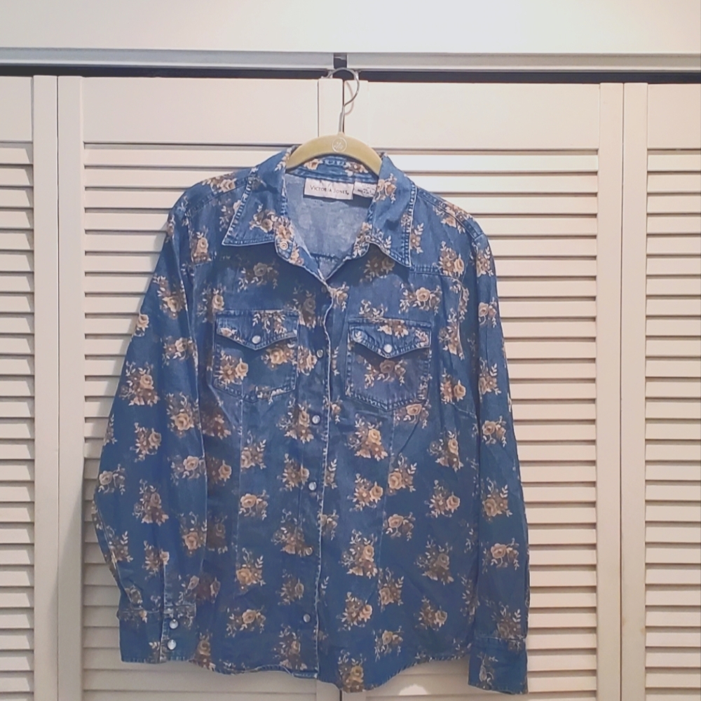 Victoria Jones Chambray Pearl Snap floral shirt, Sz L